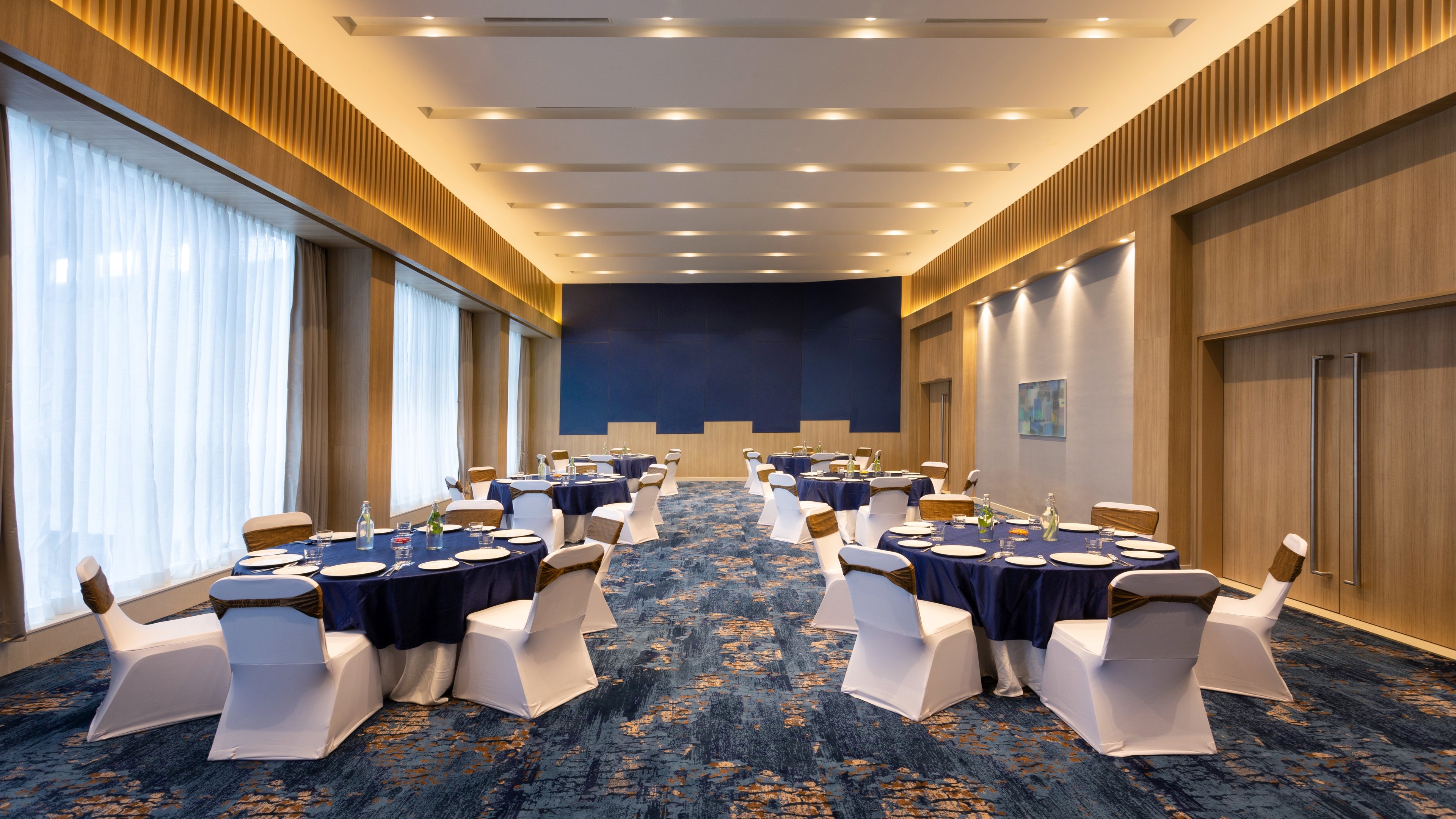holiday inn express and suites bengaluru old madras road