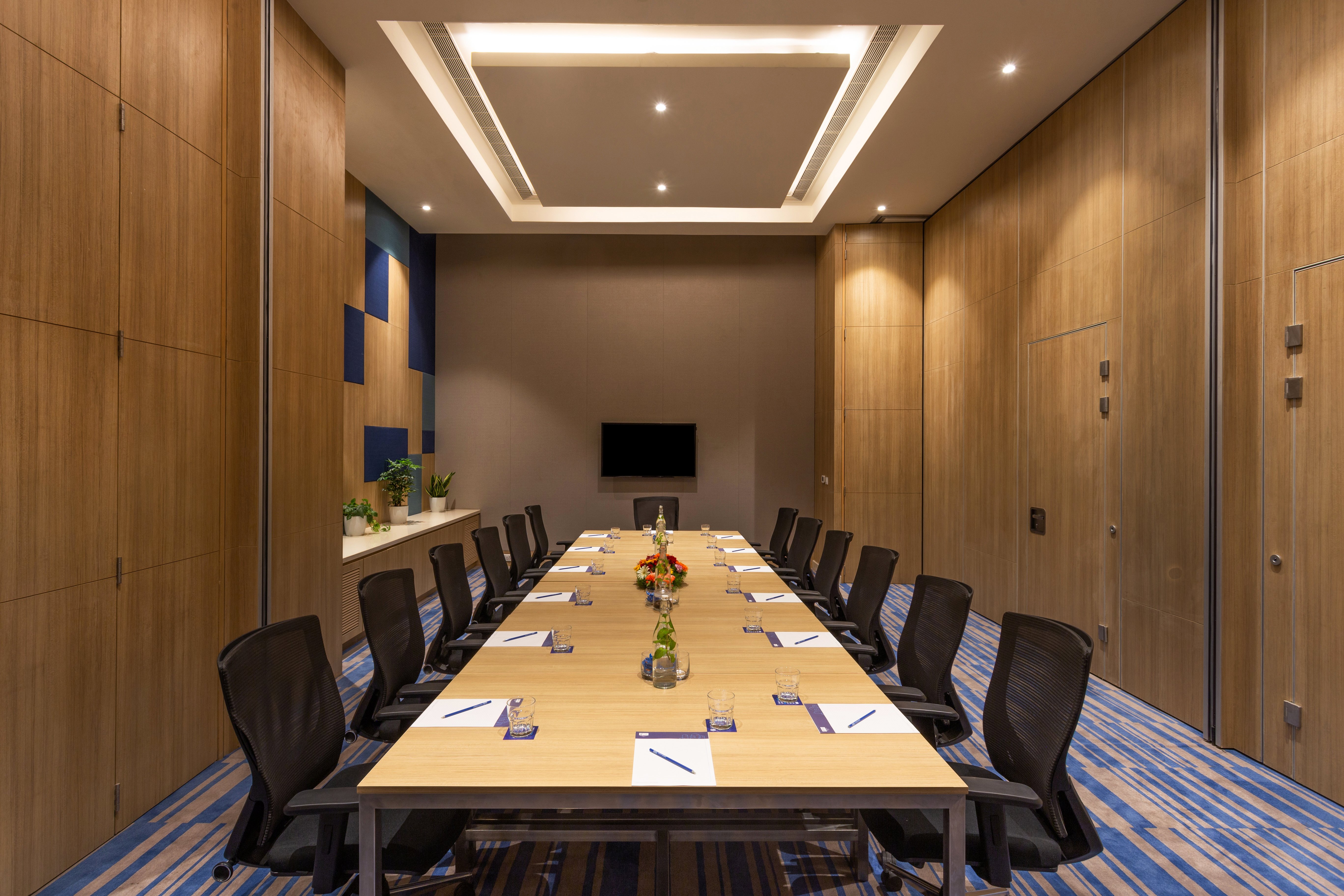 holiday inn express and suites bengaluru old madras road