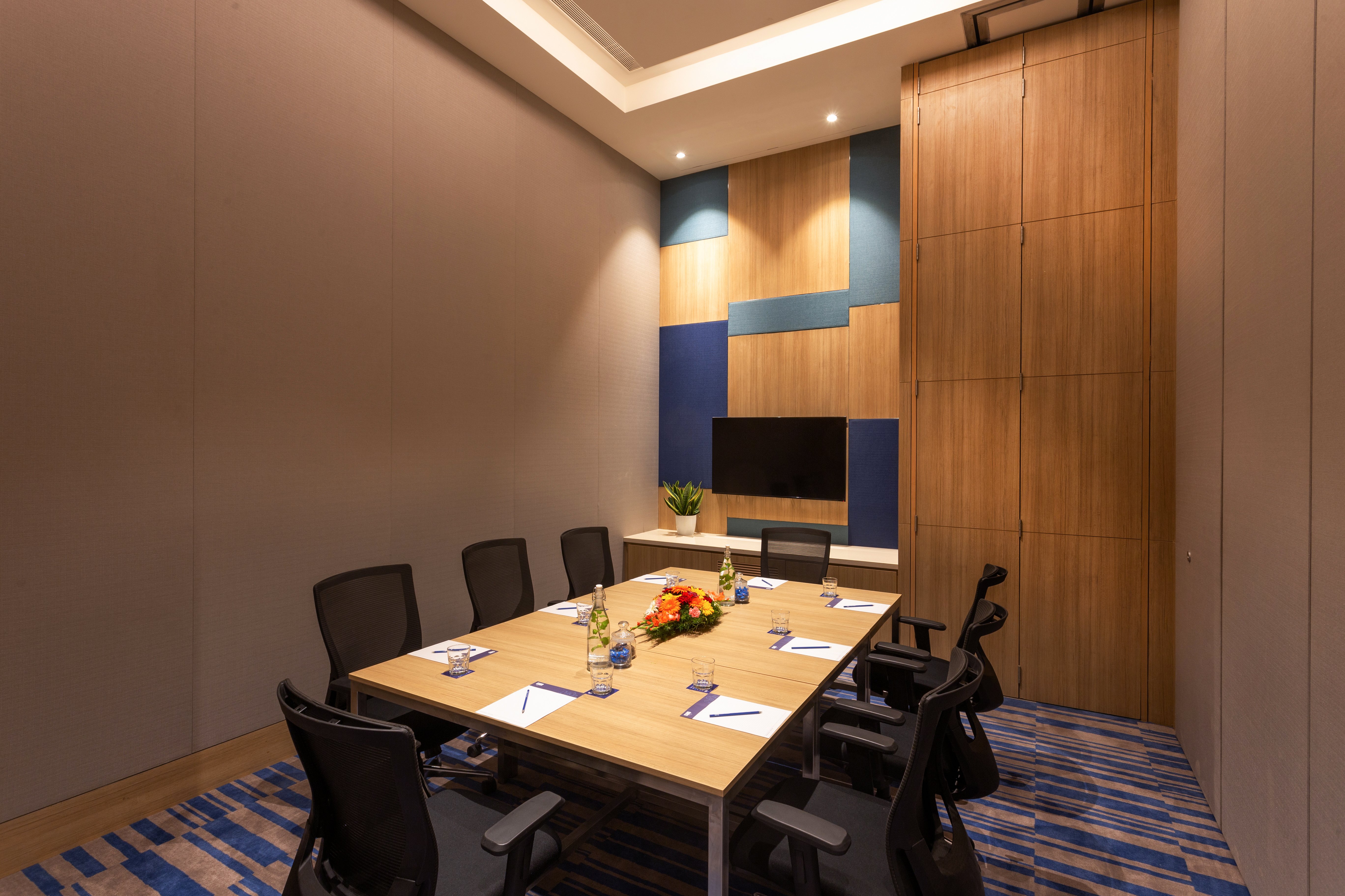 holiday inn express and suites bengaluru old madras road