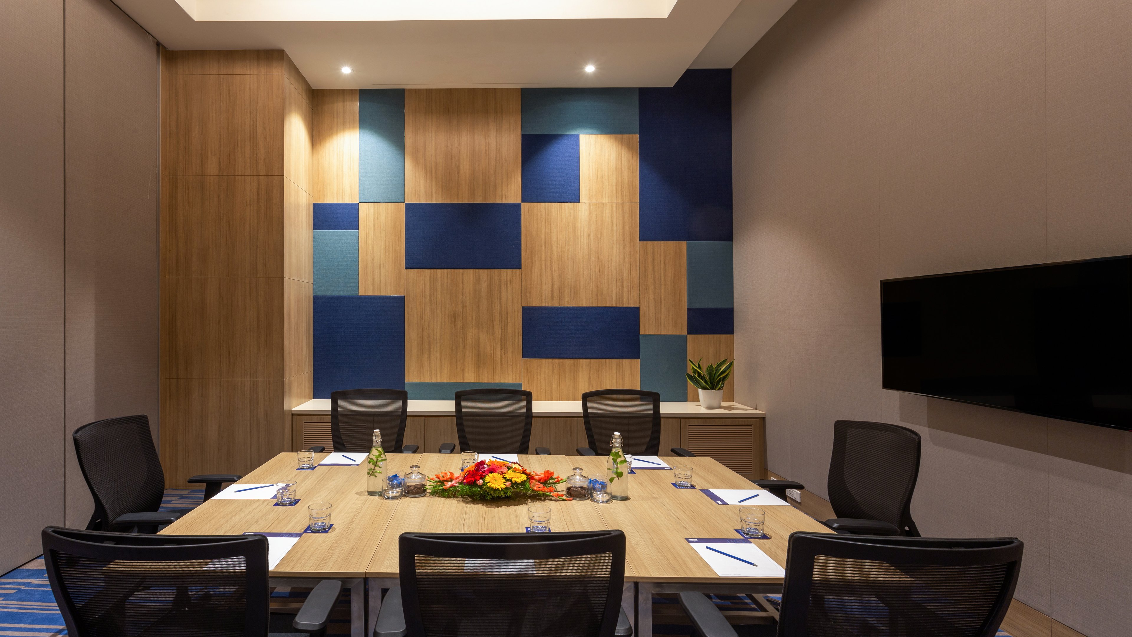 holiday inn express and suites bengaluru old madras road