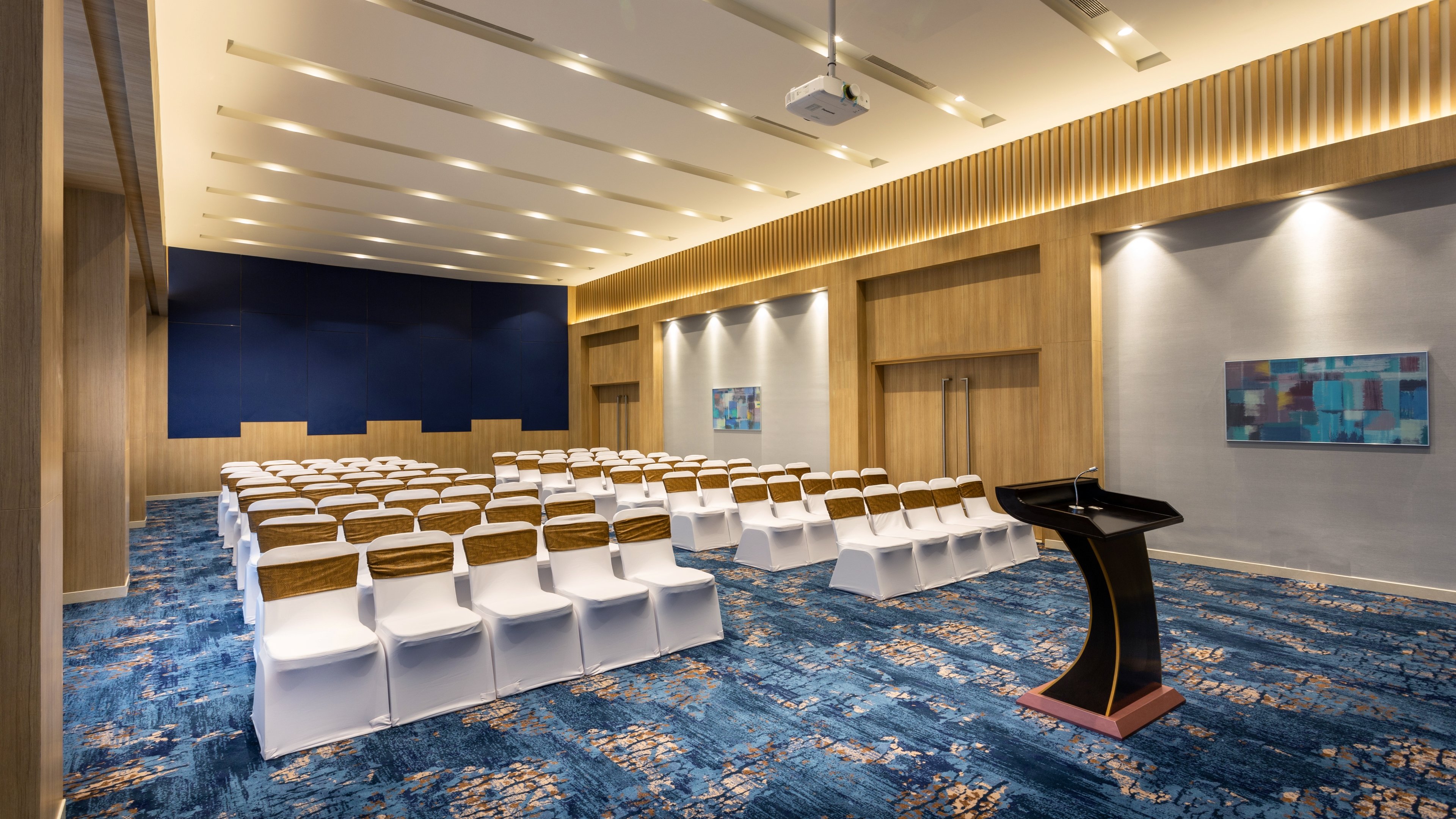 holiday inn express and suites bengaluru old madras road