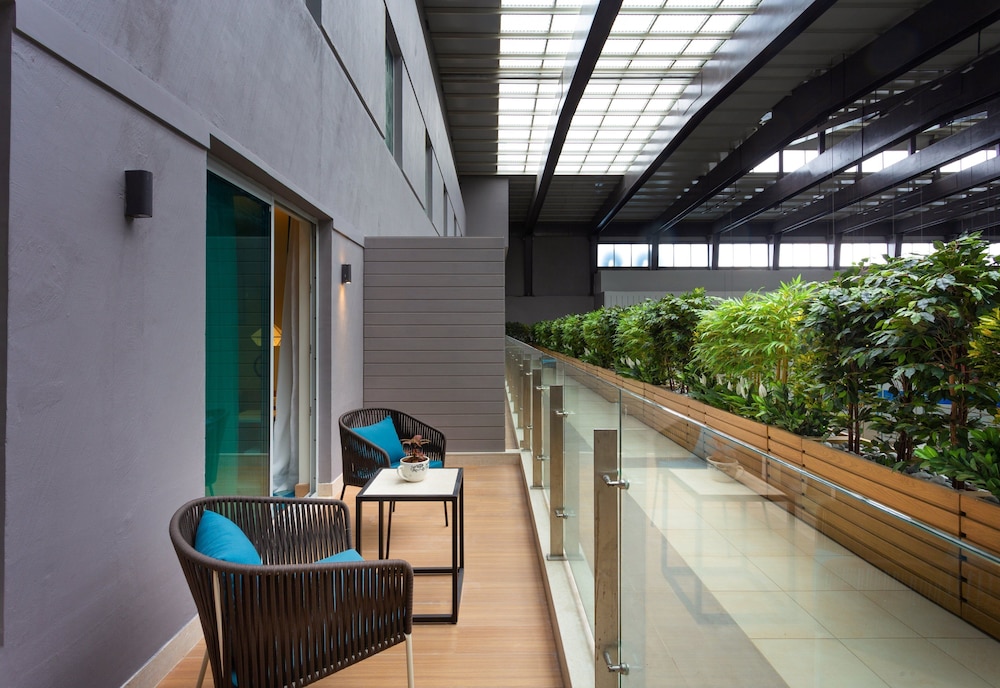holiday inn express and suites bengaluru old madras road