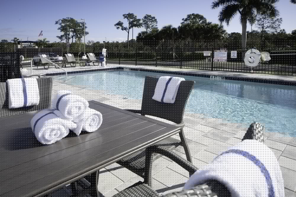 holiday inn express and suites fort myers airport