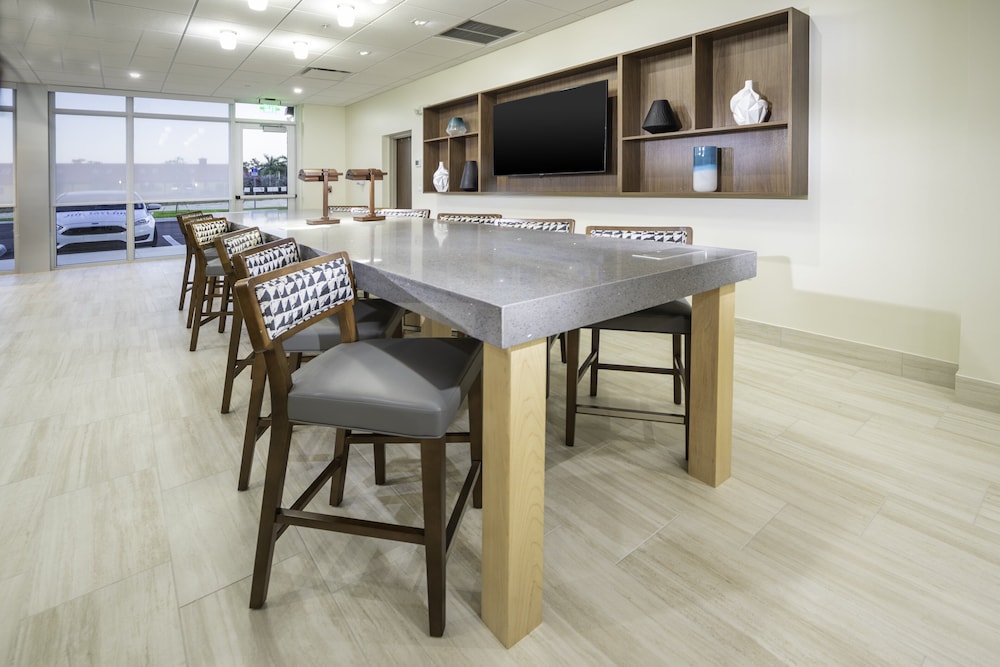 holiday inn express and suites fort myers airport
