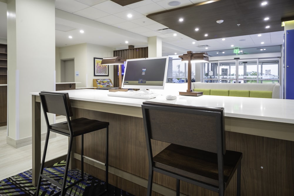 holiday inn express and suites fort myers airport