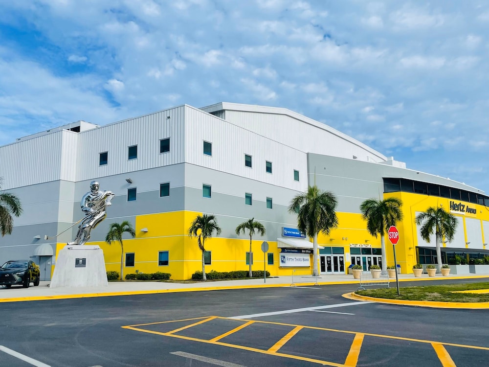 holiday inn express and suites fort myers airport
