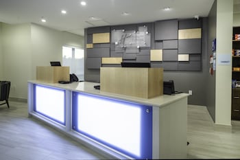 Holiday Inn Express And Suites Fort Myers Airport,Fort Myers Beach>>Fort Myers,2.5 star