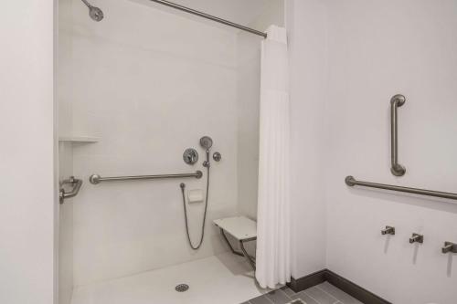 hampton inn and suites raleigh midtown