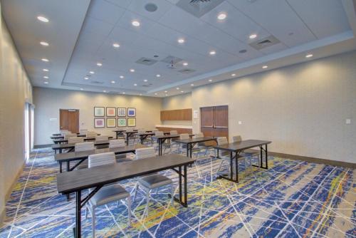 holiday inn express and suites charlotte southwest an ihg hotel