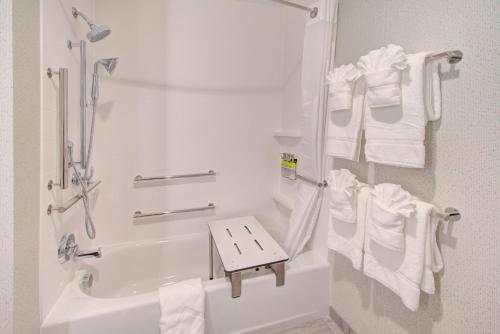 holiday inn express and suites charlotte southwest an ihg hotel