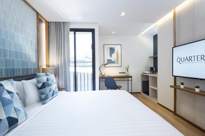 the quarter phromphong by uhg