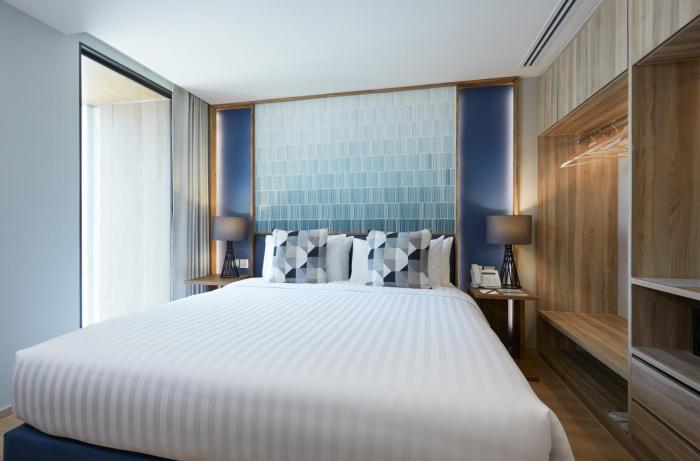 the quarter phromphong by uhg