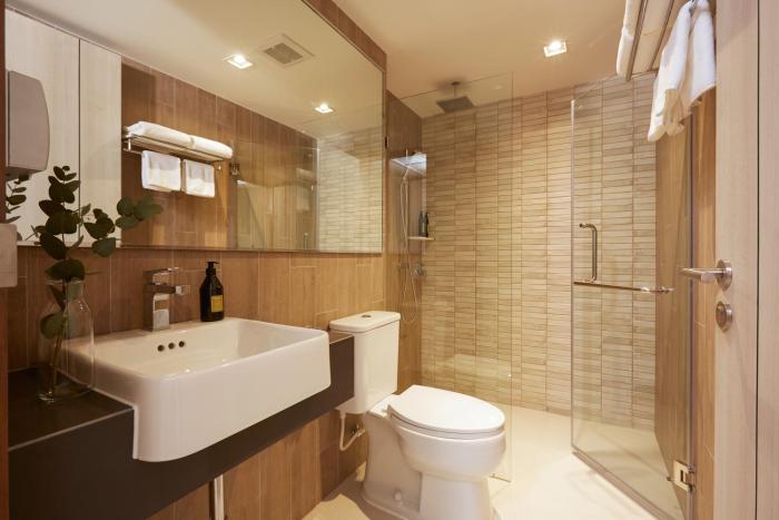 the quarter phromphong by uhg