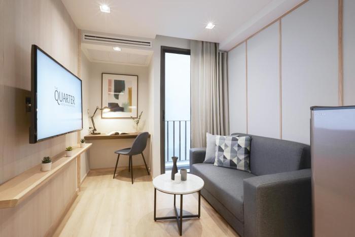 the quarter phromphong by uhg