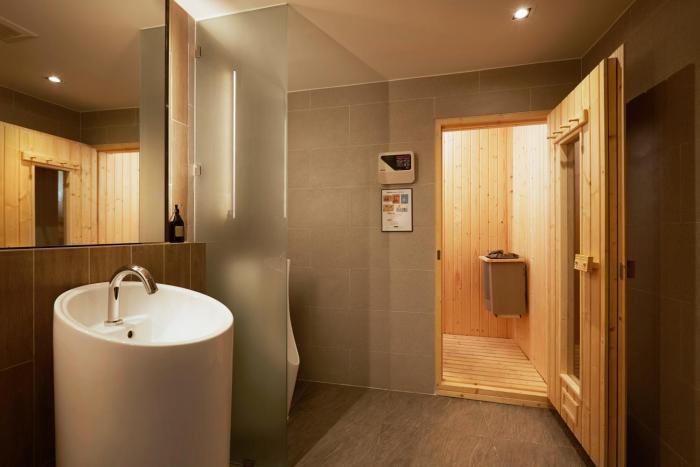 the quarter phromphong by uhg