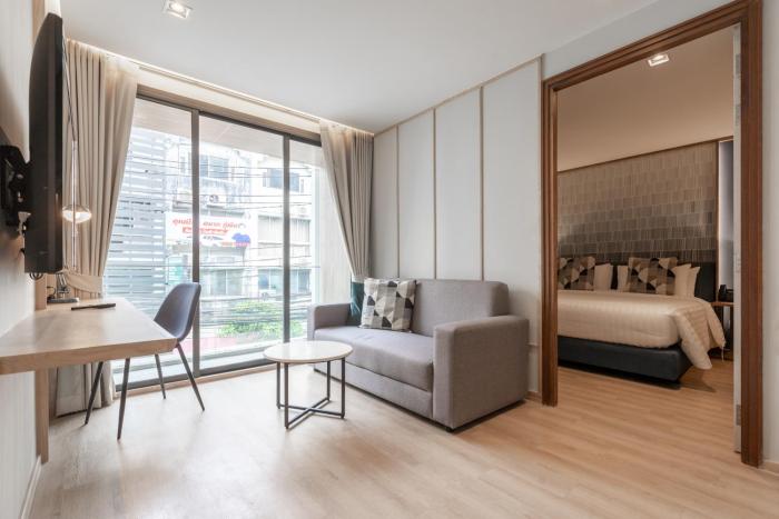 the quarter phromphong by uhg