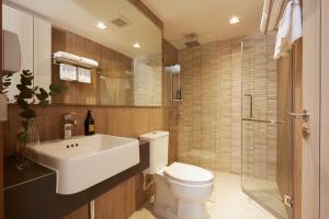 the quarter phromphong by uhg