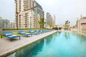 the quarter phromphong by uhg