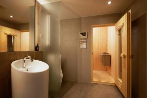 the quarter phromphong by uhg