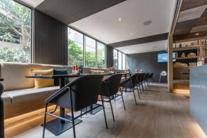 the quarter phromphong by uhg