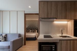 the quarter phromphong by uhg