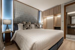 the quarter phromphong by uhg