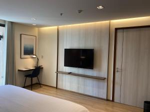 the quarter phromphong by uhg