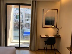 the quarter phromphong by uhg