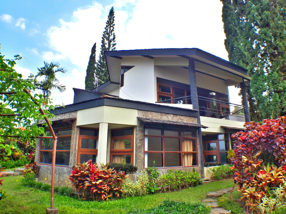 villa 4 kamar klub bunga resort no 8
