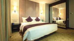 Dorsett Wuhan,Near Jianghan Road,4 star