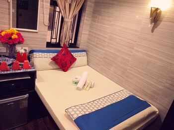 dhillon hotel hostel
