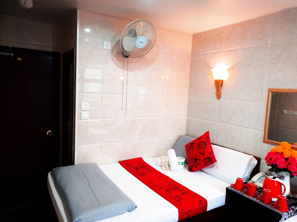 dhillon hotel hostel