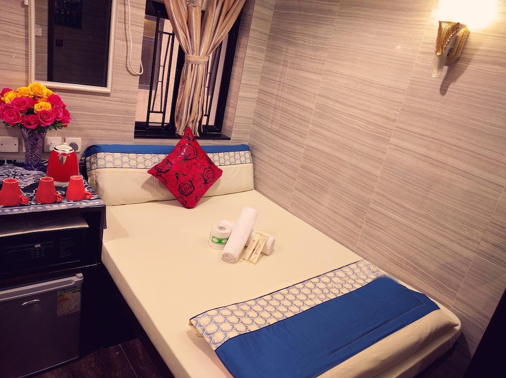 dhillon hotel hostel
