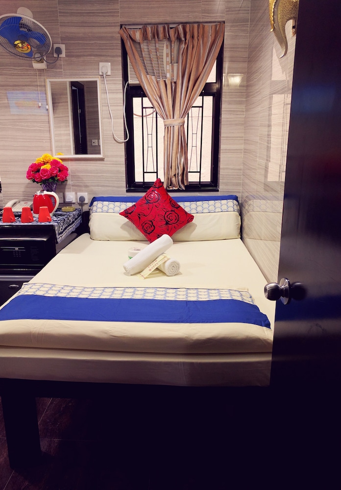 dhillon hotel hostel