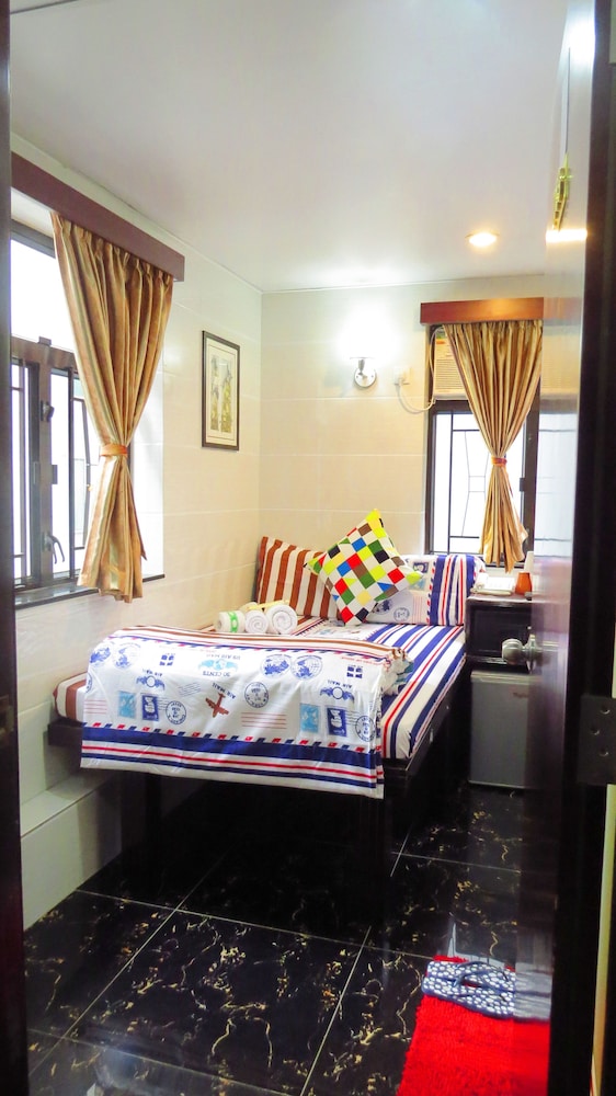 dhillon hotel hostel