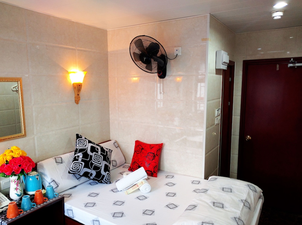 dhillon hotel hostel