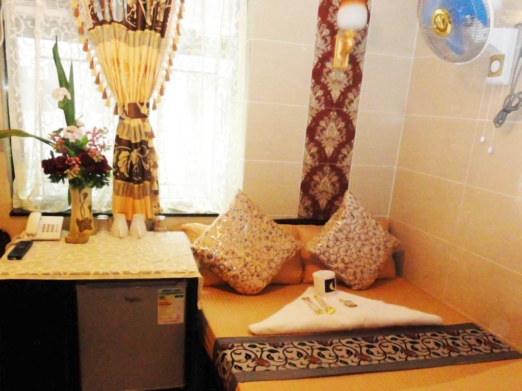 dhillon hotel hostel