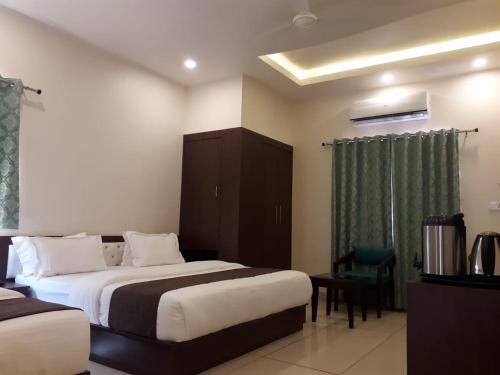 Hotel Paradise Inn,P. No, 26, Nathdwara Rd, Fatehpura Chauraha, Pulla Bhuwana, Panchwati, Udaipur, Rajasthan 313001,3 star