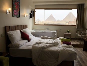 sun pyramids view inn