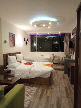 sun pyramids view inn