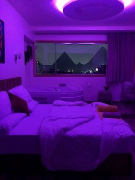 sun pyramids view inn