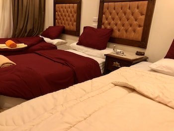 sun pyramids view inn