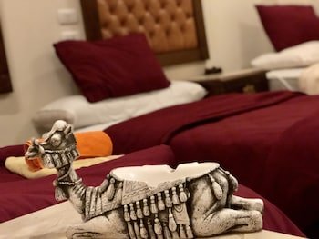 sun pyramids view inn