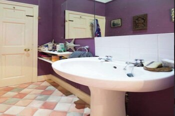 Lovely 3-Bed House In Cheltenham,,3.5 star