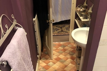 Lovely 3-Bed House In Cheltenham,,3.5 star