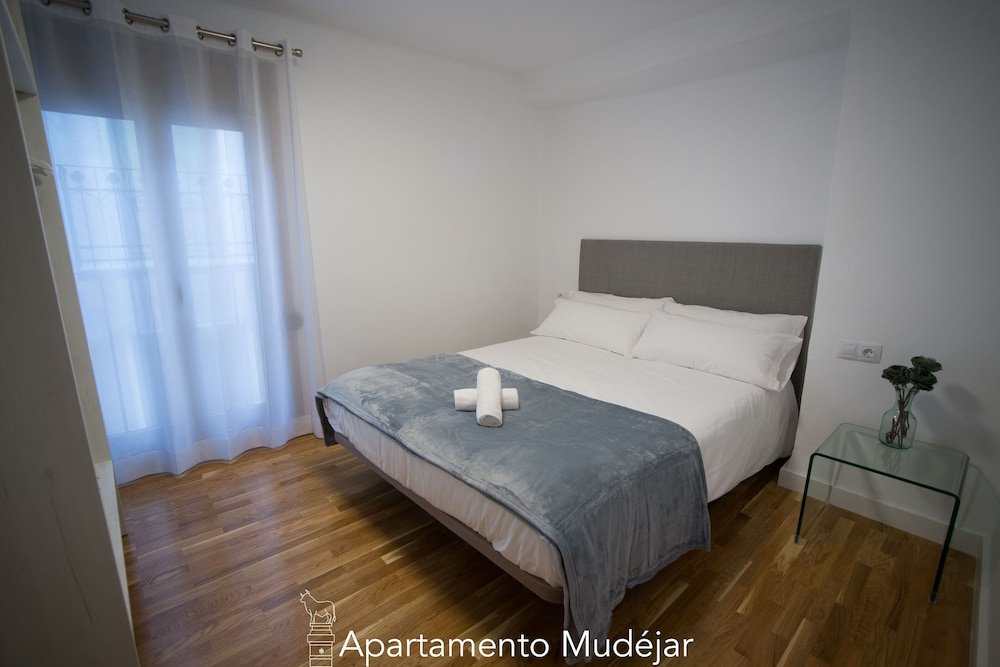 apartamentos plaza del torico