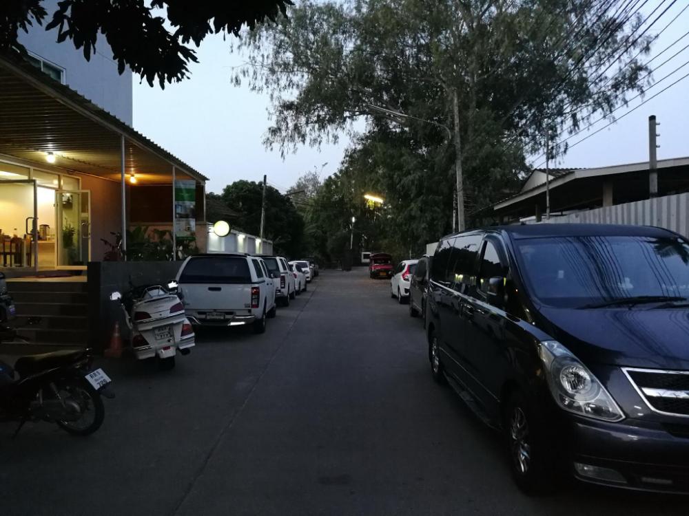 the leaf service apartment