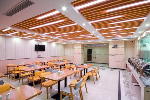 lavande hotel qingyuan sports park city government