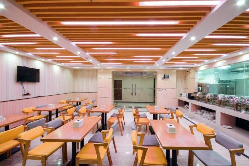 lavande hotel qingyuan sports park city government