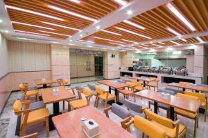 lavande hotel qingyuan sports park city government